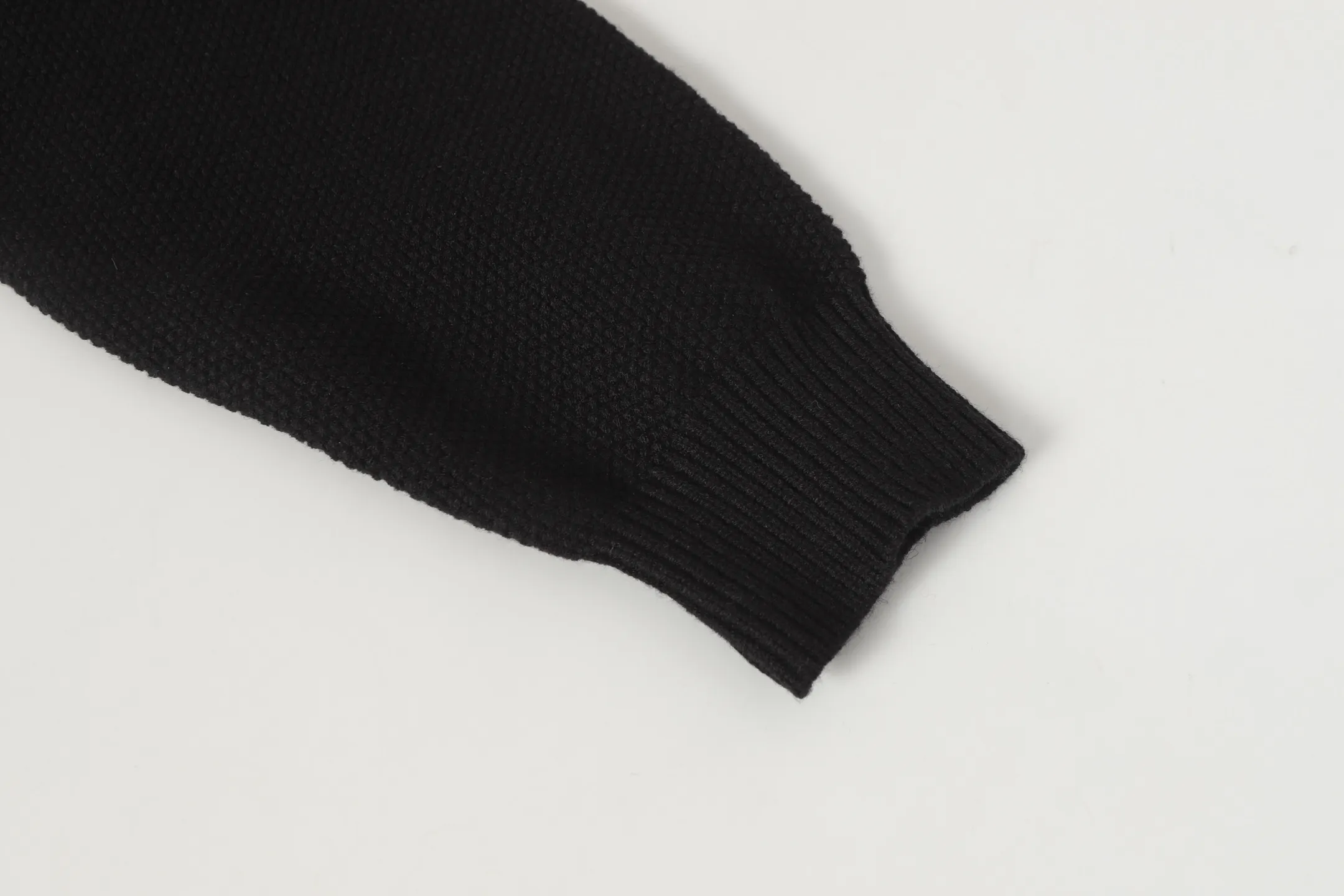P290 #M903 cross-border model, please do not place an order if you pursue quality - Chrome Hearts/Chrome Hearts spliced Sanskrit horseshoe knitted sweater - High weight, high density and high quality The wool is soft, delicate and skin-friendly, soft and silky to the touch, has excellent warmth and skin-friendly properties - Custom-woven and dyed, no color difference, no matter the fabric or workmanship details, it beats the ordinary version on the market - Hardware zipper accessories are all customized, full of details -Colour: gray with black White and black -Size: S M L XL